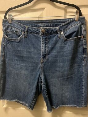 Seven 7 Women's Mid-Blue Denim Bermuda Shorts. Stretch mid rise. Size 18